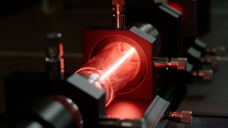 Am Leibniz-Rechenzentrum in Garching bei München war am 22.7.2025 Weltpremiere für einen neuen Computerchip - einen, der besonders sparsam ist. | Bild: Bayerischer Rundfunk 2025 Am Leibniz-Rechenzentrum in Garching bei München war am 22.7.2025 Weltpremiere für einen neuen Computerchip - einen, der besonders sparsam ist.