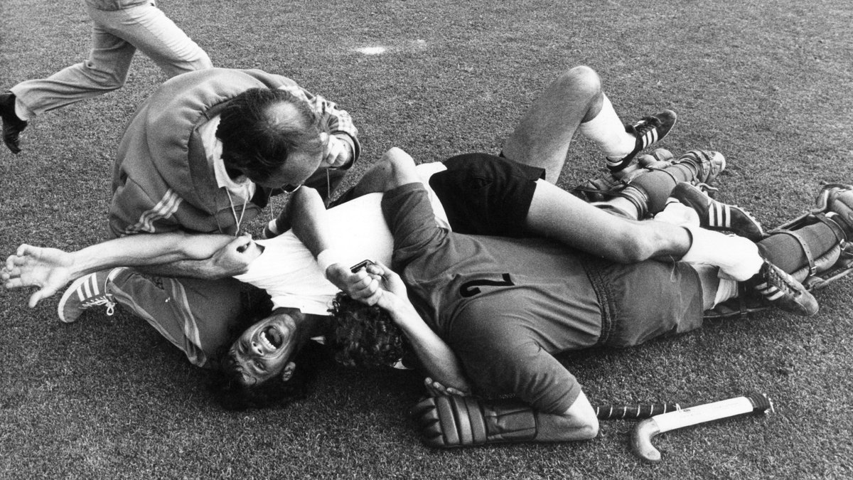 Olympia 1972: Jubel nach dem deutschen Hockey-Finalsieg | Bild: dpa Olympia 1972: Jubel nach dem deutschen Hockey-Finalsieg