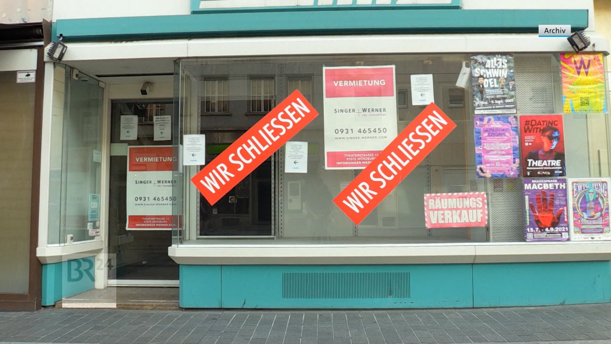 Schaufenster mit der Aufschrift: "Wir schließen".