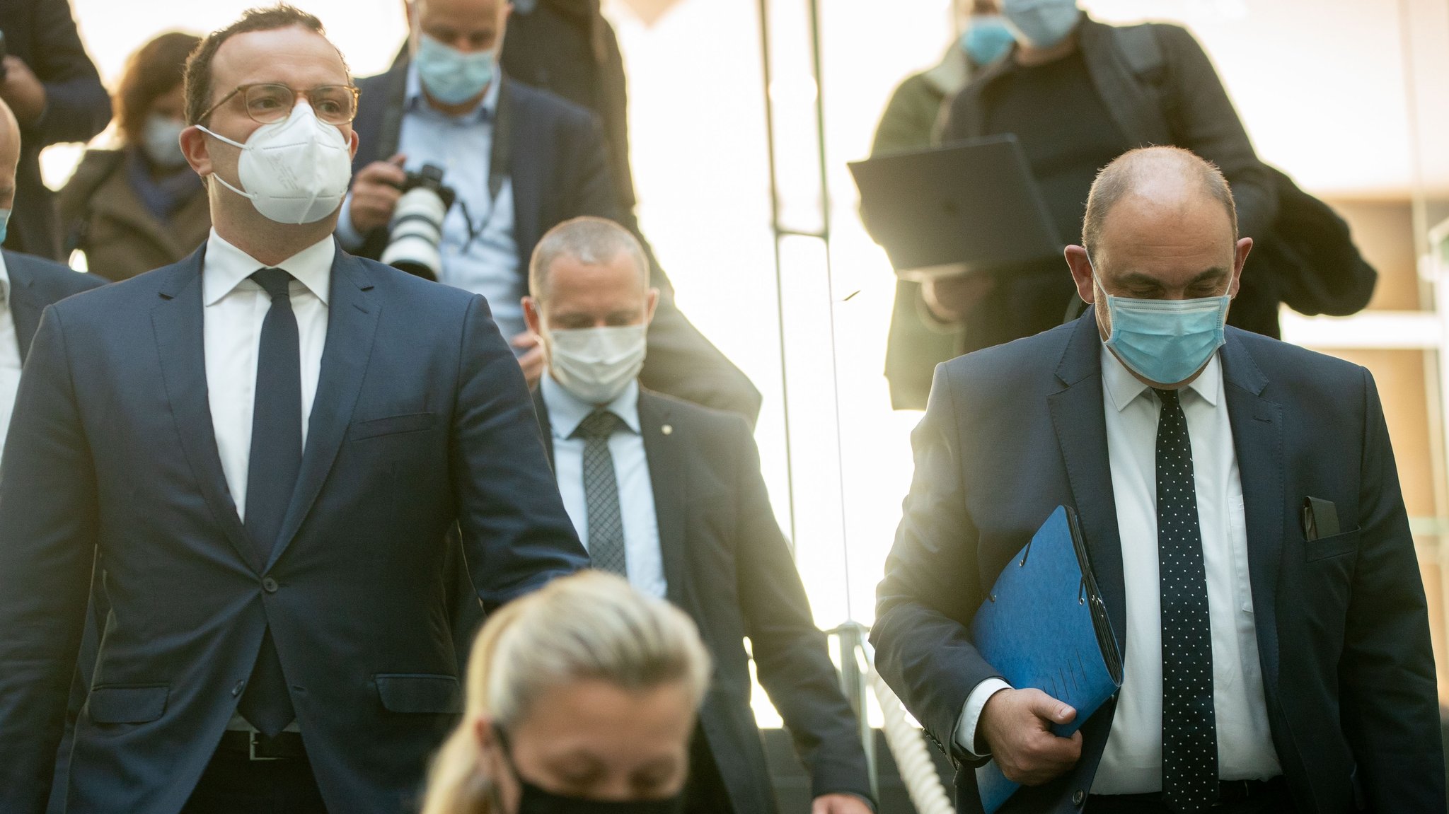 Jens Spahn (CDU), Bundesminister für Gesundheit, und Lars Schaade (r.), Vizipräsident des RKI.