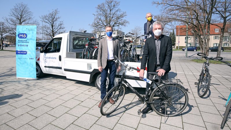 Mobilitätsreferent Georg Dunkel, Wolfgang Großmann (P+R) und OB Dieter Reiter (von links) starten  Leihrad-Projekt