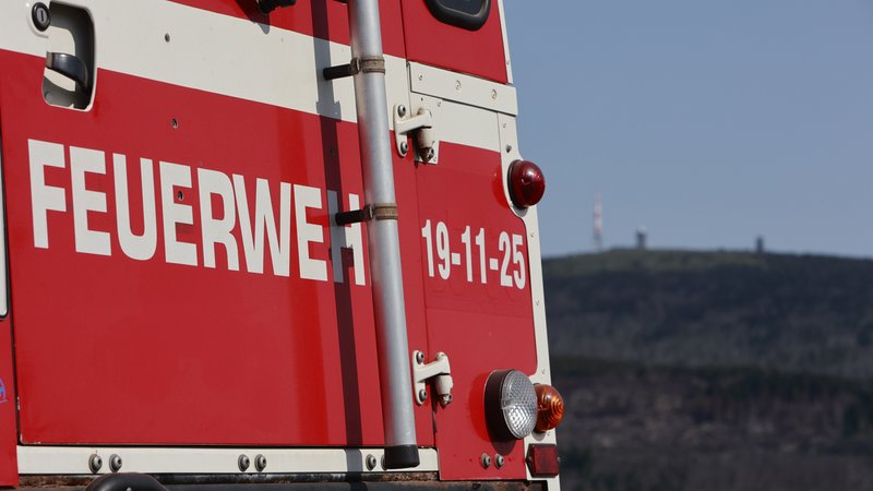 Symbolbild: Ein Einsatzfahrzeug der Feuerwehr steht am niedersächsischen Wurmberg vor dem Waldbrandgebiet am Brocken. 