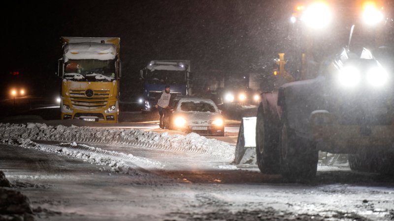 Bei Ekerö in der Provinz Stockholm steckten am Donnerstagabend über 1.000 Autos auf der Fernstraße E22 fest, weil sie wegen Schnee und Eis auf der Fahrbahn nicht weiter kamen. Radlader und Abschleppwagen waren im Einsatz, um sie zu befreien. 