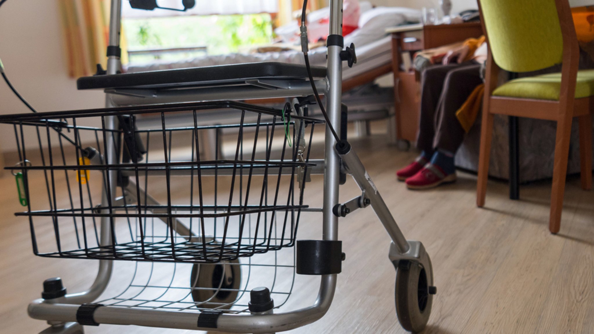 Rollator steht in einem Seniorenheim-Zimmer.