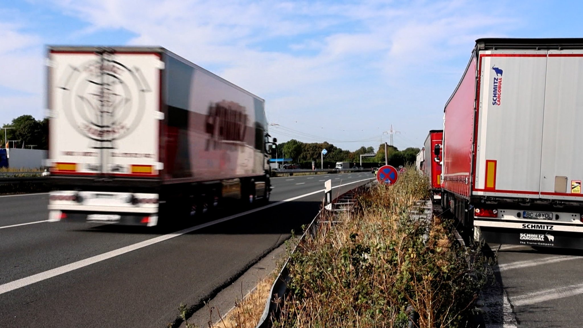 Angesichts des extremen Niedrigwassers am Rhein haben einige Bundesländer das LKW-Fahrverbot an Sonn- und Feiertage teilweise aufgehoben. Auch Bayerns Verkehrsminister Bernreiter zeigt sich offen für eine Lockerung. | Bild: Bayerischer Rundfunk 2026 Angesichts des extremen Niedrigwassers am Rhein haben einige Bundesländer das LKW-Fahrverbot an Sonn- und Feiertage teilweise aufgehoben. Auch Bayerns Verkehrsminister Bernreiter zeigt sich offen für eine Lockerung.