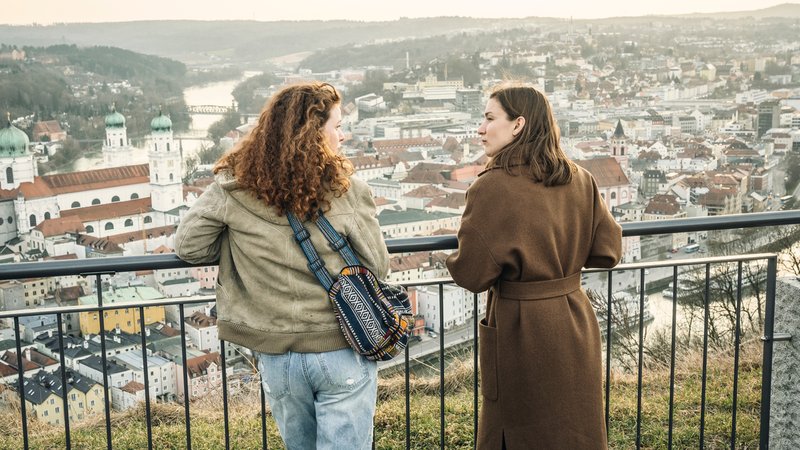 Zwei Darstellerinnen mit Blick auf Passau