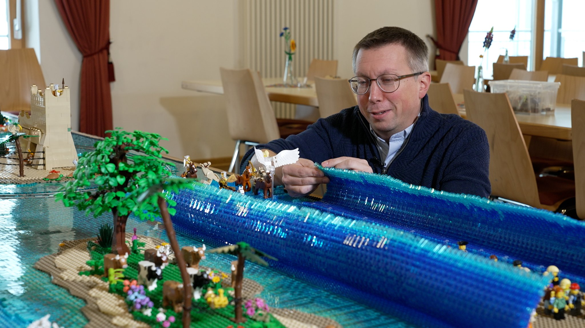 "Lego-Pfarrer" Thomas Elbert in seiner Ausstellung in der Pfarrscheune Sandberg. 