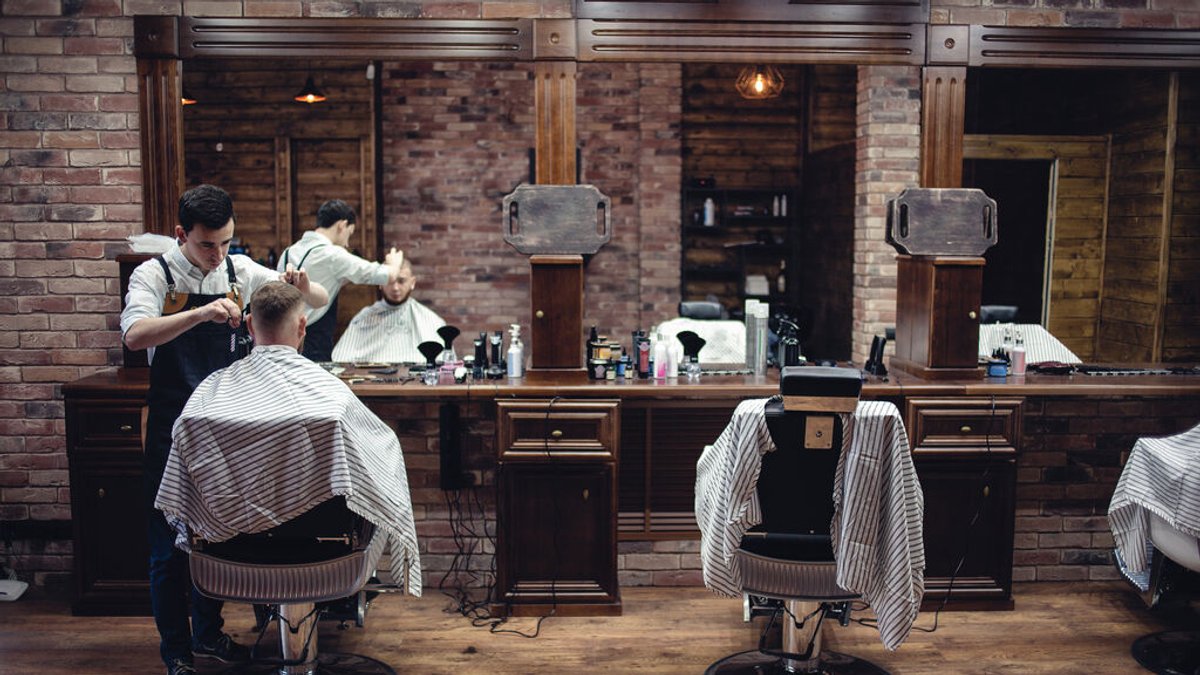 Ein Mann bekommt in einem Barbershop die Haare geschnitten. (Symbolbild)