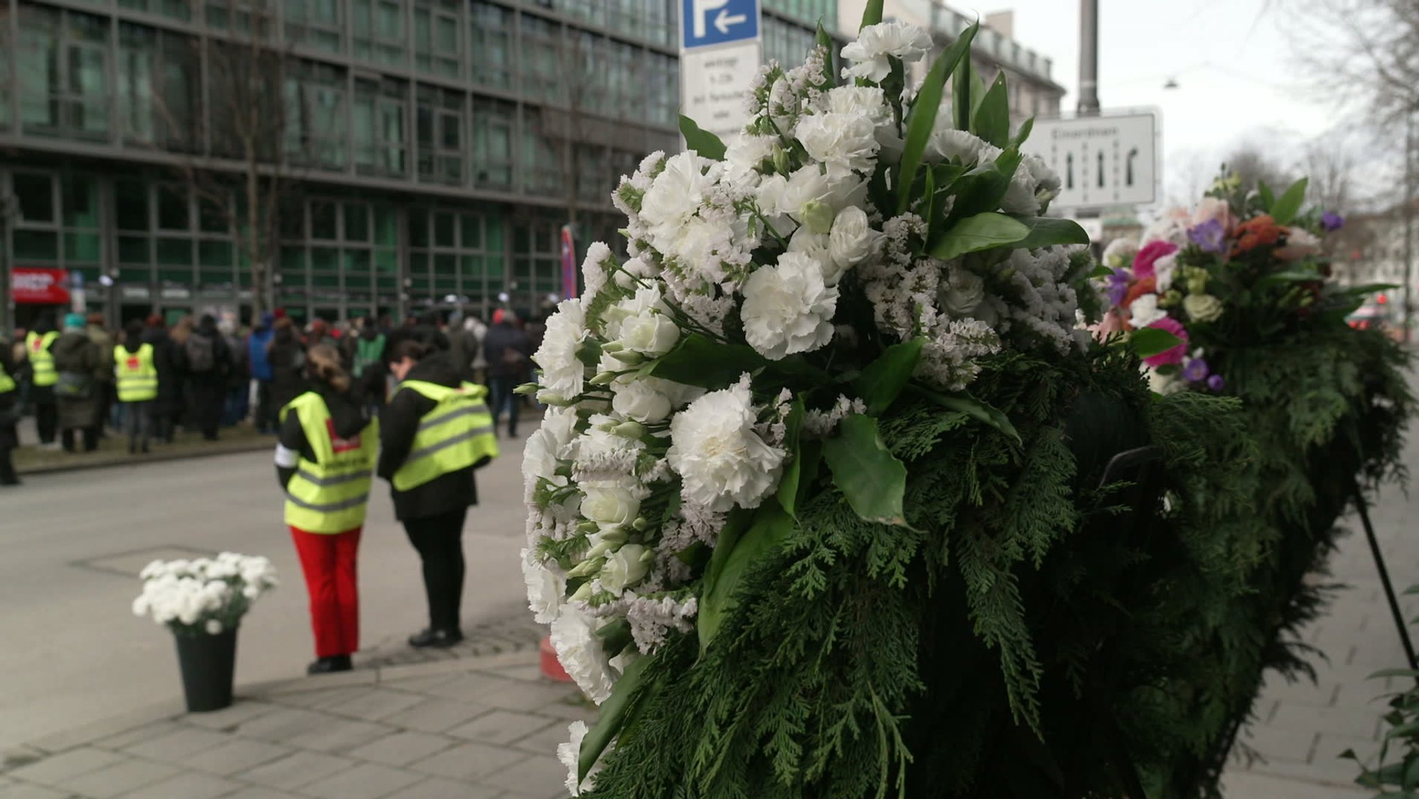 Ein Blumenstrauß zum Gedenken an die Opfer des Anschlags auf die Verdi-Demo im Februar 2025. | Bild: BR Ein Blumenstrauß zum Gedenken an die Opfer des Anschlags auf die Verdi-Demo im Februar 2025.