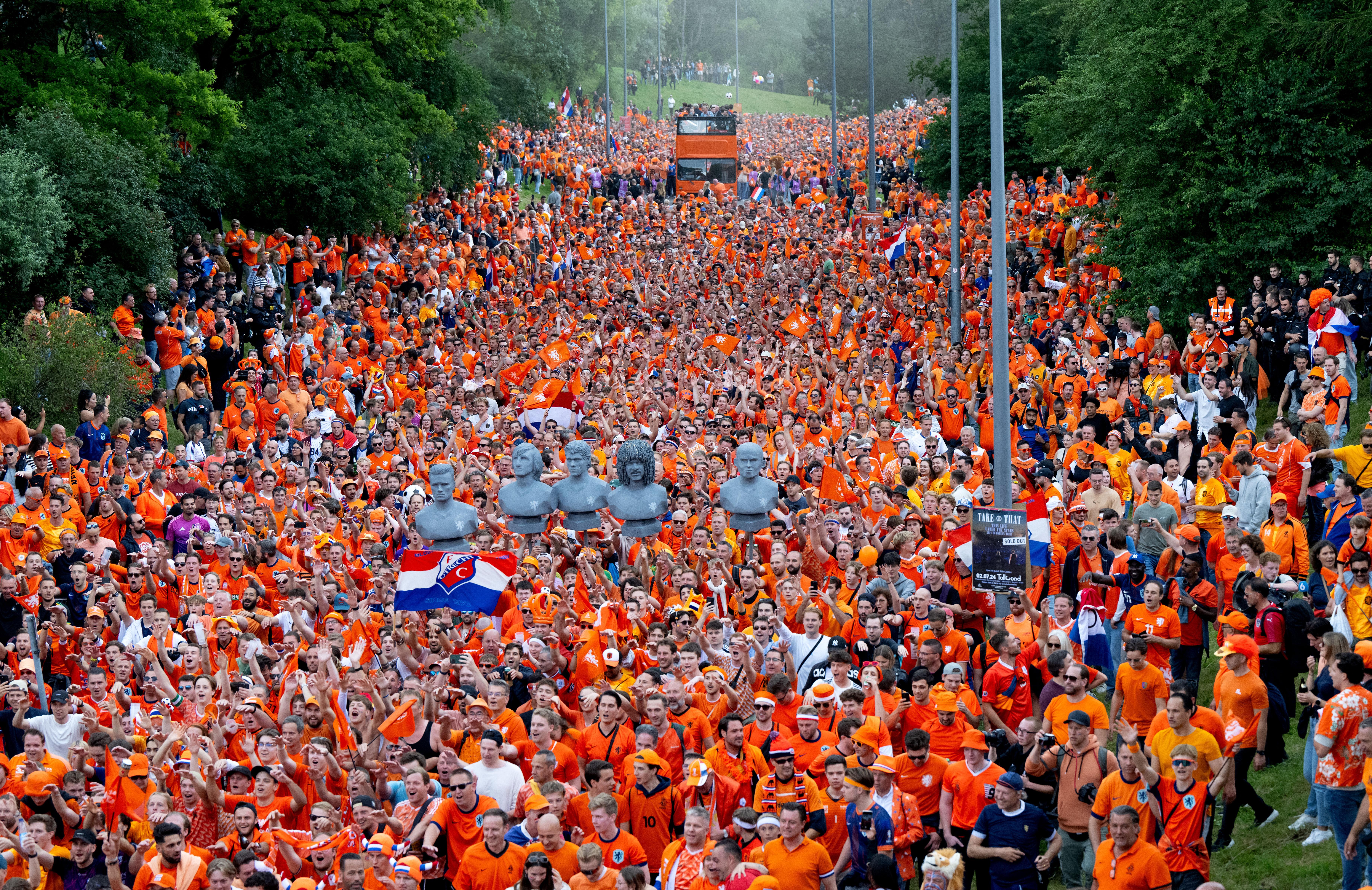 Fans von Holland gehen vor dem Spiel bei einem Fanwalk durch den Olympiapark.