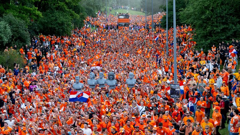 Fans von Holland gehen vor dem Spiel bei einem Fanwalk durch den Olympiapark.