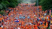 Fans von Holland gehen vor dem Spiel bei einem Fanwalk durch den Olympiapark. | Bild:picture alliance/dpa | Sven Hoppe