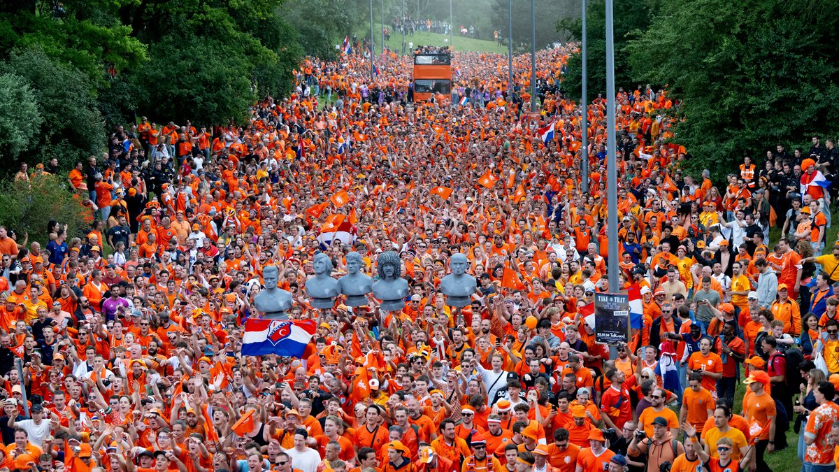 München ist orange – Tausende Niederländer beim Fan-Marsch