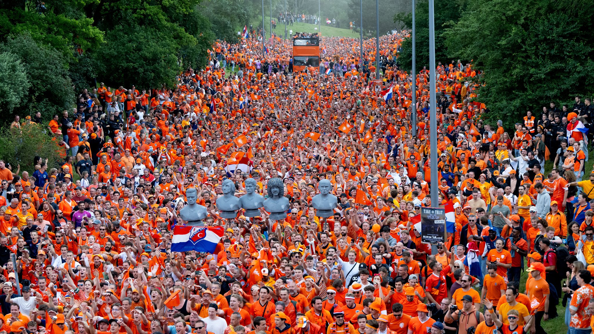 Fans von Holland gehen vor dem Spiel bei einem Fanwalk durch den Olympiapark.