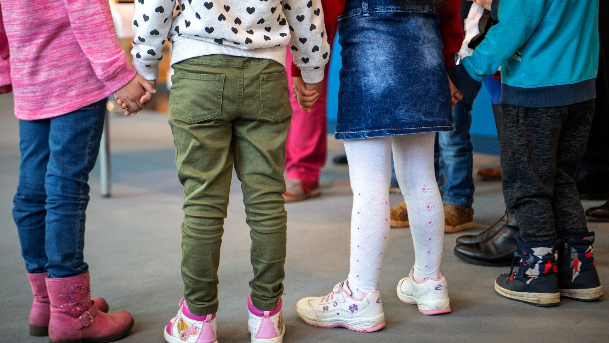 Kinder im Kindergarten halten sich an der Hand (Symbolbild)