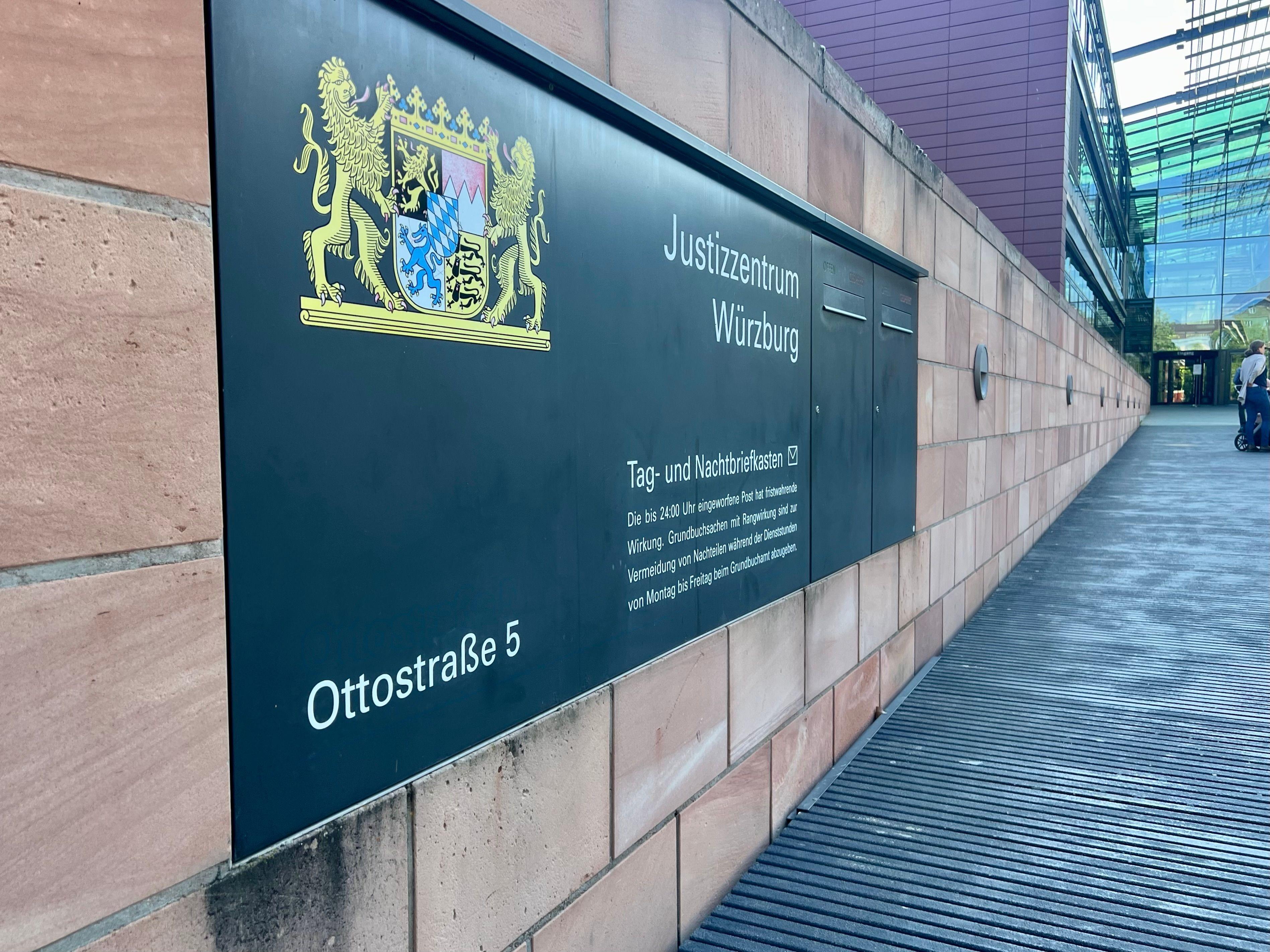 Am Landgericht Würzburg läuft der Prozess gegen einen heute 15-Jährigen, der einen 14-Jährigen erschossen haben soll.