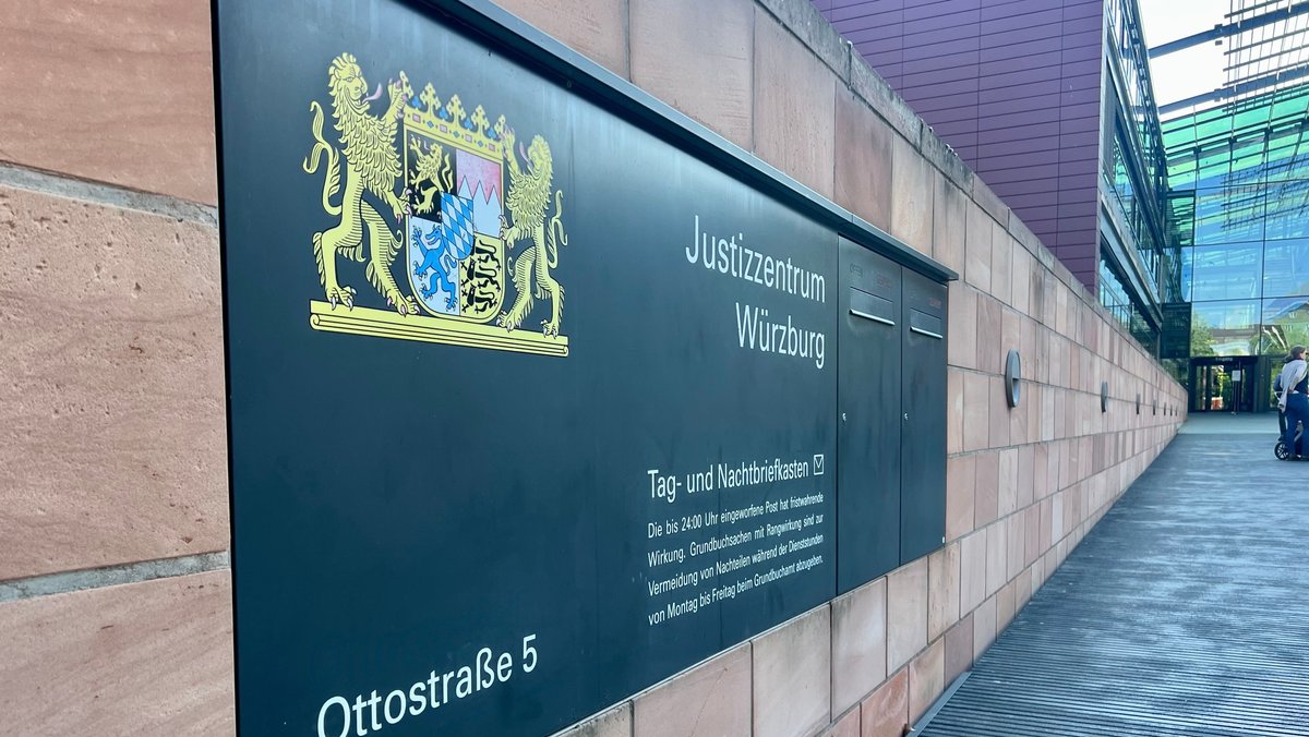 Am Landgericht Würzburg läuft der Prozess gegen einen heute 15-Jährigen, der einen 14-Jährigen erschossen haben soll.