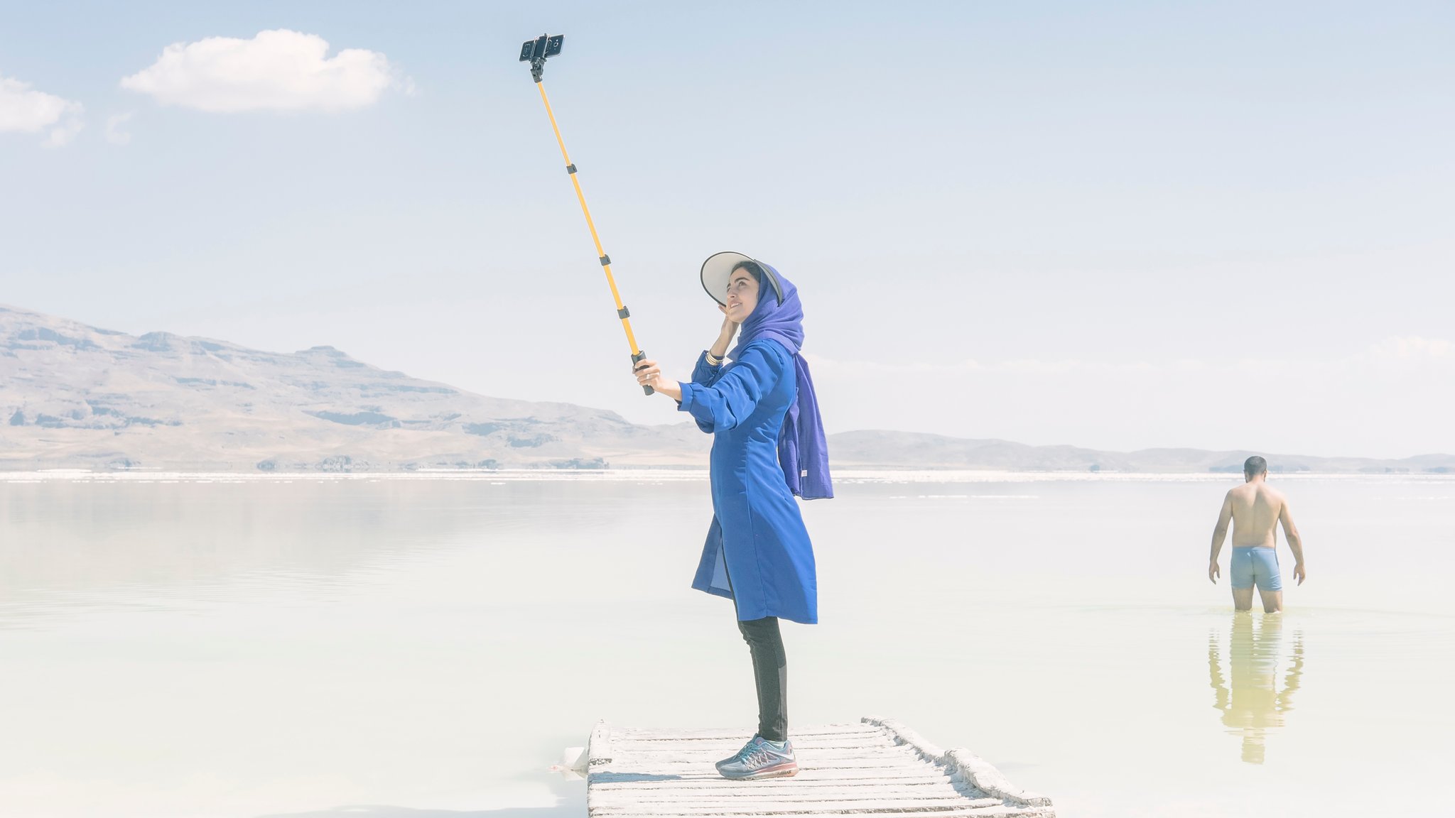 Ein Bild aus der Bilderstrecke von Maximillian Mann über den Urmiasee im Iran zeigt eine fotografierende Frau am Ufer des Sees