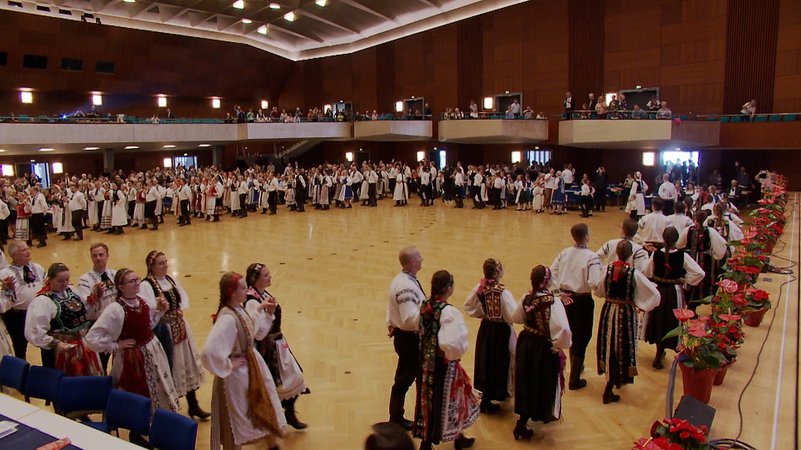 Tanzpaare in Tracht | Bild: Bayerischer Rundfunk 2024 Tanzpaare in Tracht