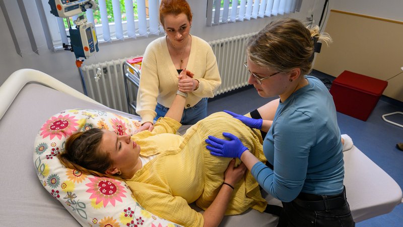 Hebammen werden intensiv ausgebildet für ihre Arbeit im Kreißsaal. | Bild: dpa-Bildfunk/Hendrik Schmidt Hebammen werden intensiv ausgebildet für ihre Arbeit im Kreißsaal.