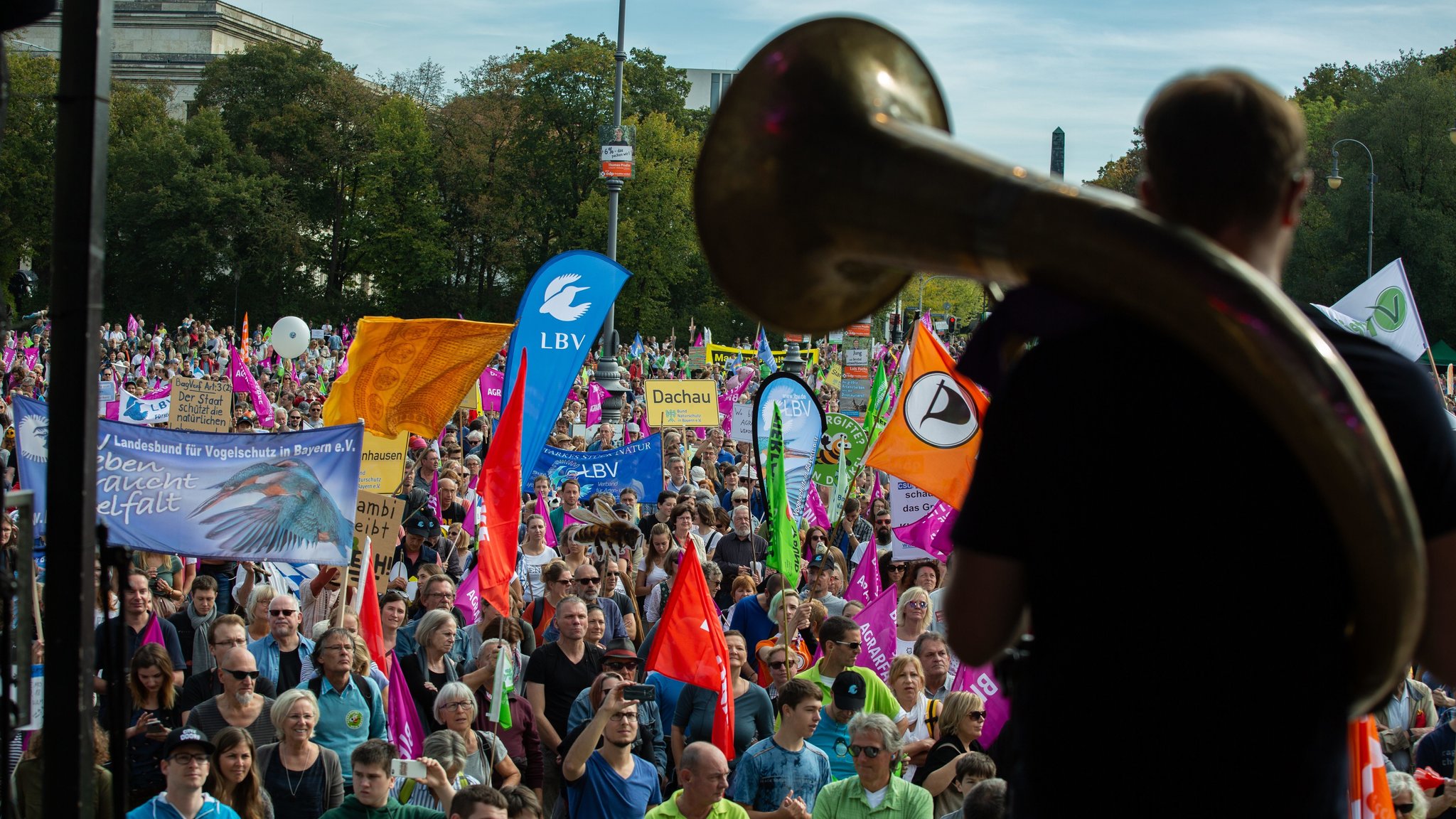 Demonstration mit Blasmusik am Königsplatz