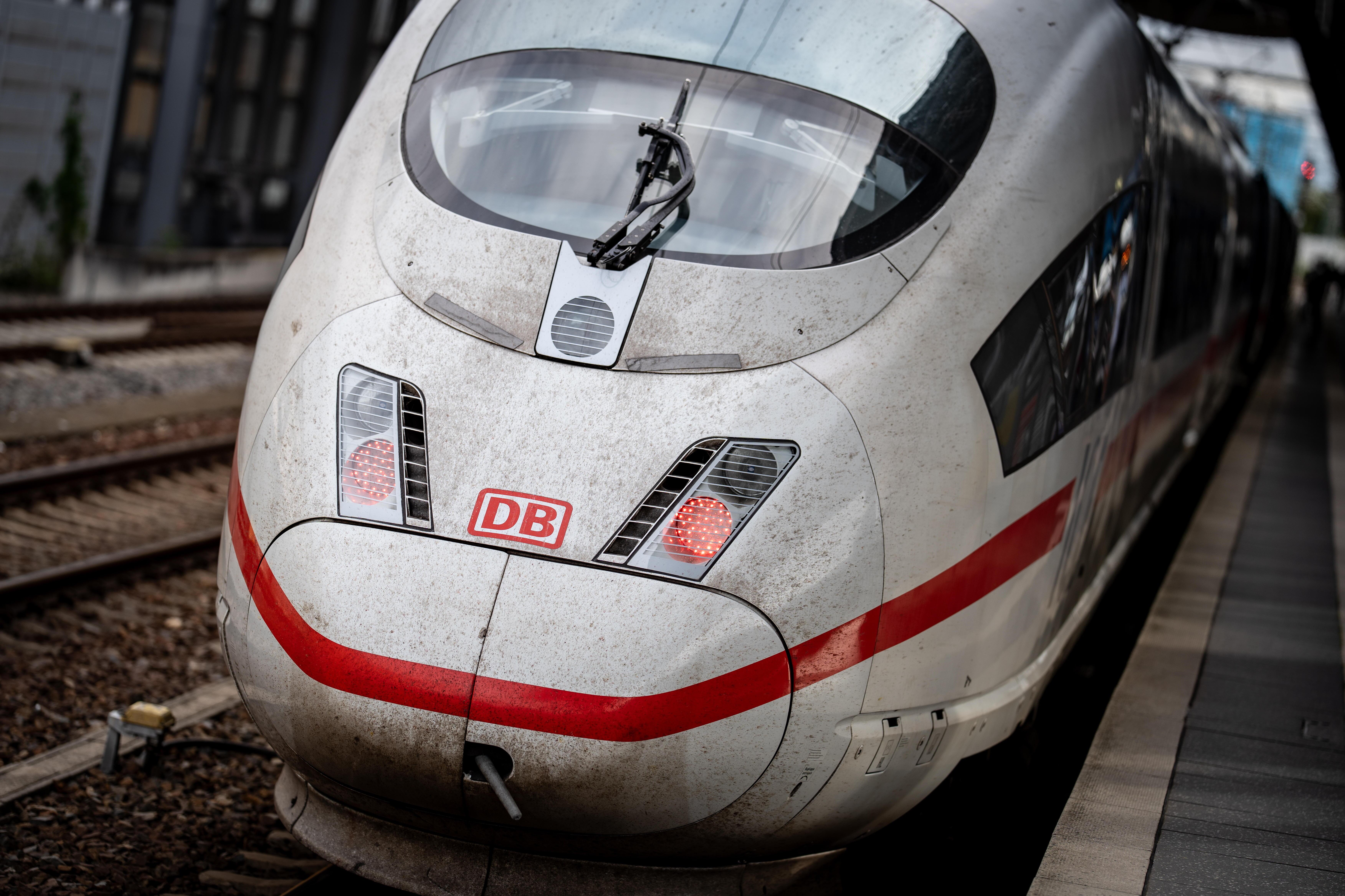 Mehr Fahrgäste, aber auch mehr Verlust: Die Bilanz der Deutschen Bahn fällt erwartbar schlecht aus, besonders im Fernverkehr. 