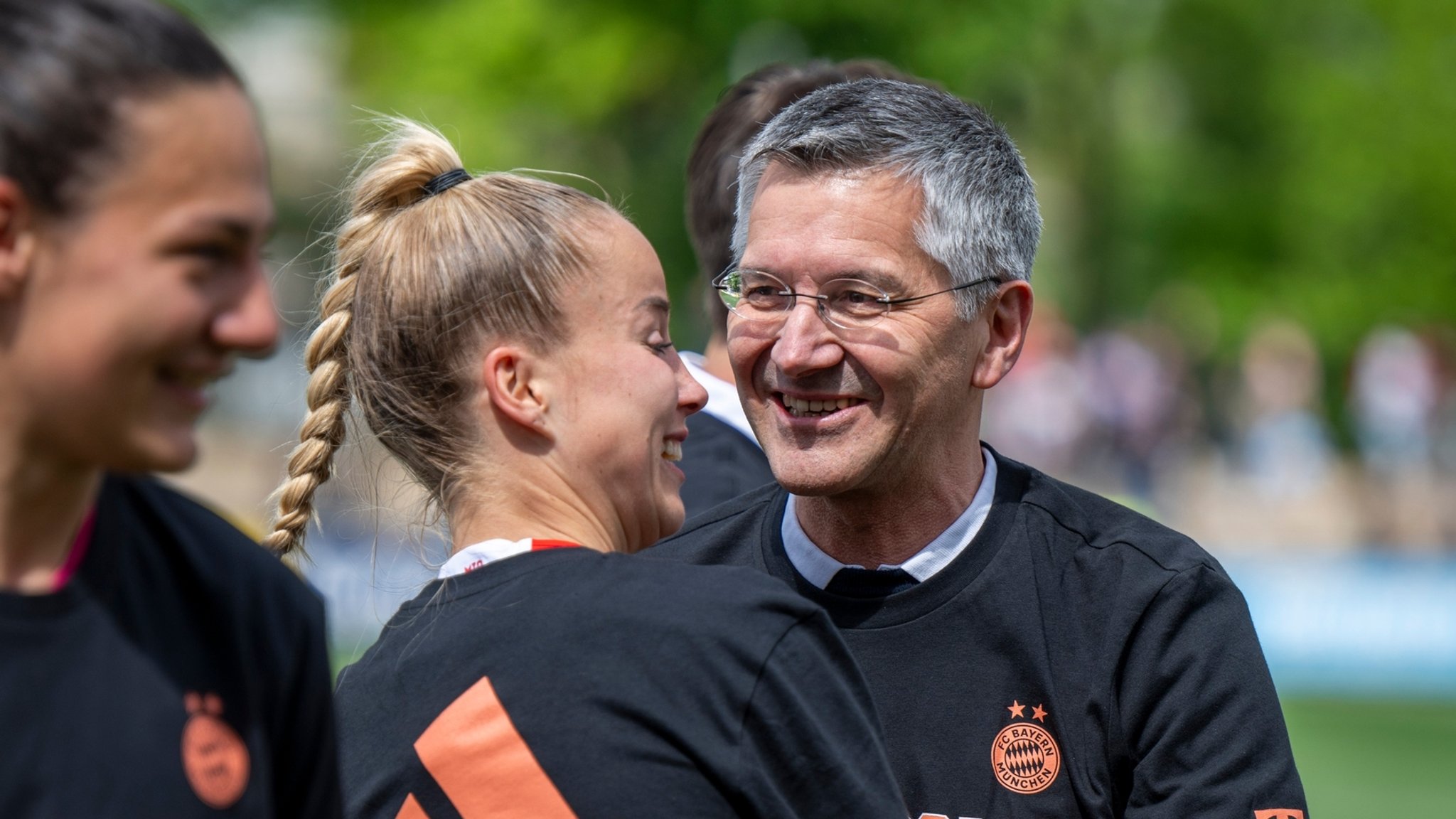 Giulia Gwinn mit FC-Bayern-Präsident Herbert Hainer