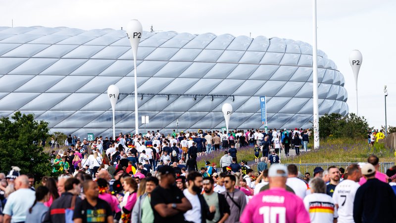 Die Allianz Arena vor dem Eröffnungsspiel der EM 2024 | Bild: picture alliance / dpa | Matthias Balk Die Allianz Arena vor dem Eröffnungsspiel der EM 2024