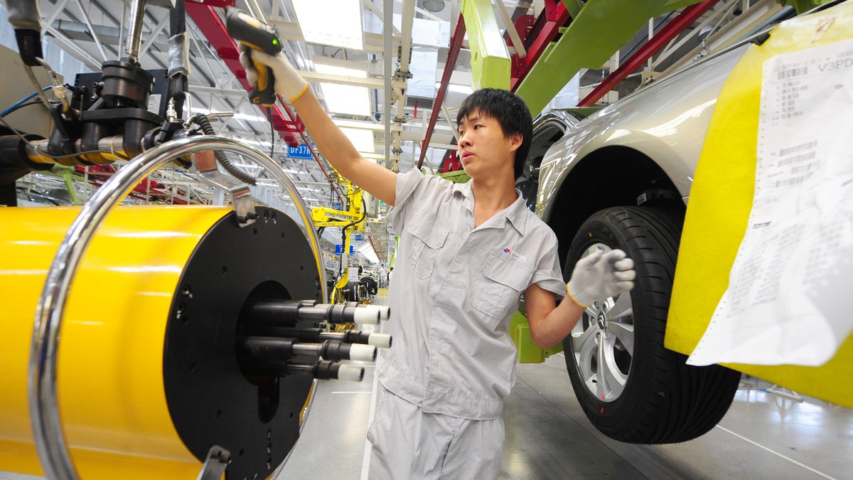 Chinesischer Arbeiter in der Dongfeng Peugeot Citroen Automobile Company Ltd. (DCPA) in Wuhan.