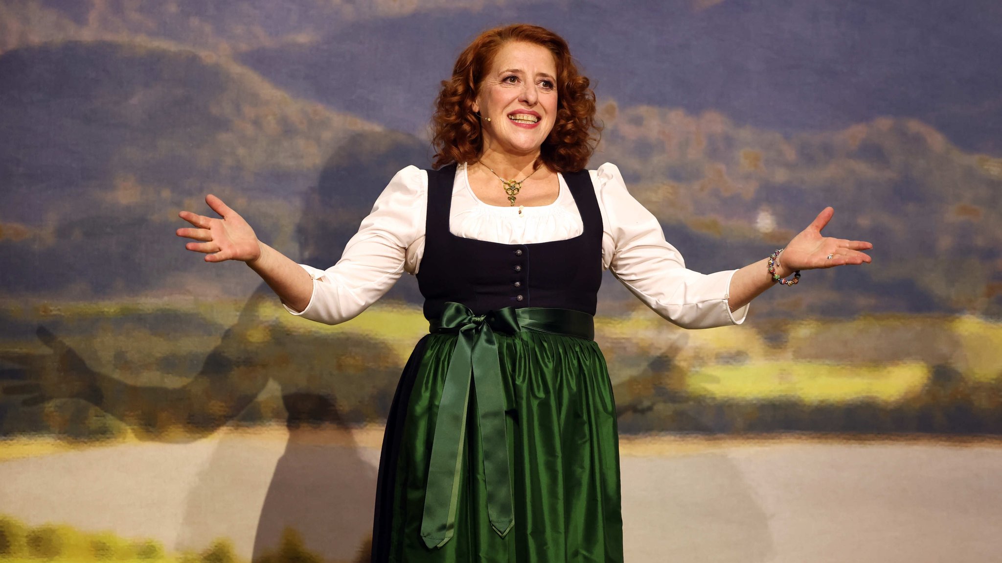 Luise Kinseher begrüßt das Publikum am Nockherberg (2025)