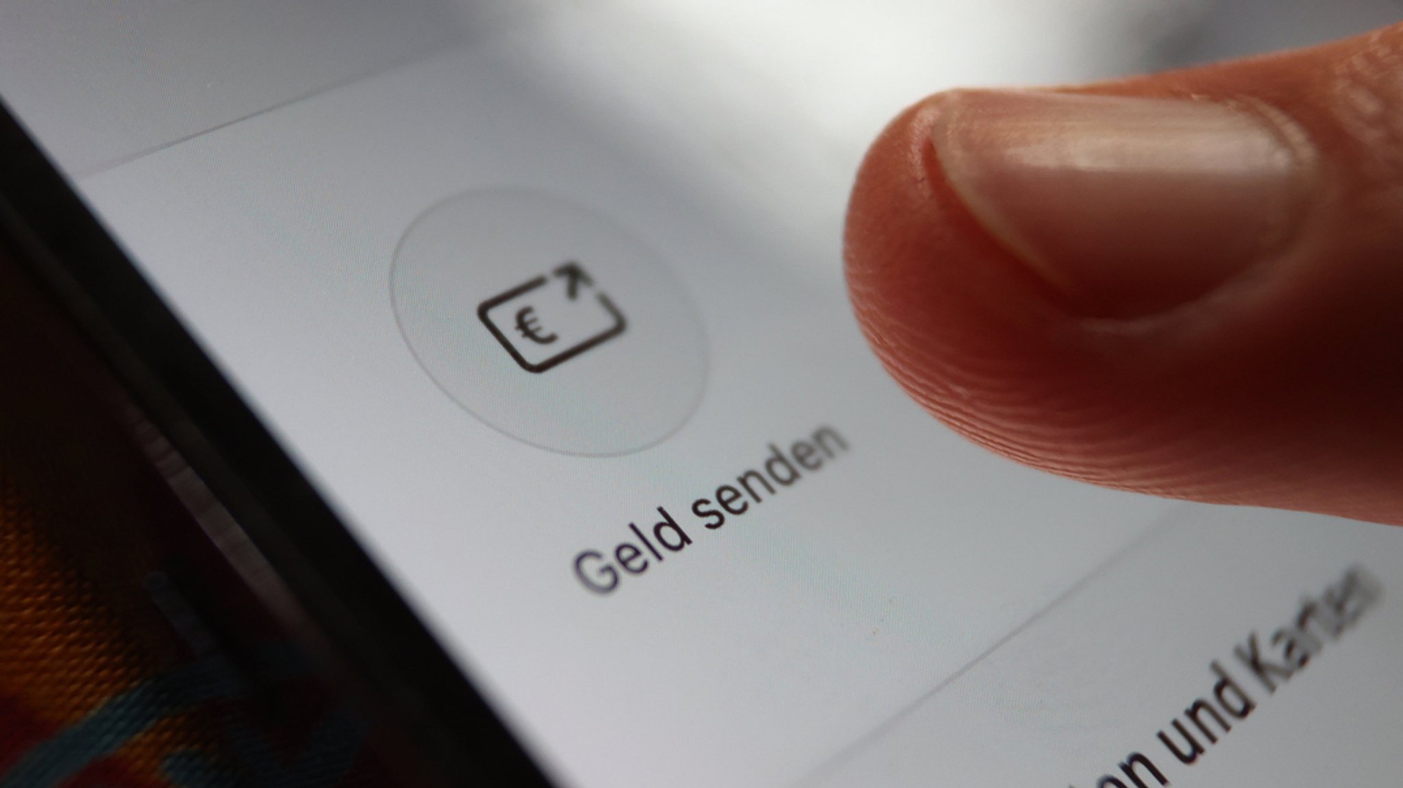 In einer App einer Sparkasse ist die Option "Geld senden" zu sehen. | Bild: dpa-Bildfunk/Karl-Josef Hildenbrand In einer App einer Sparkasse ist die Option "Geld senden" zu sehen.