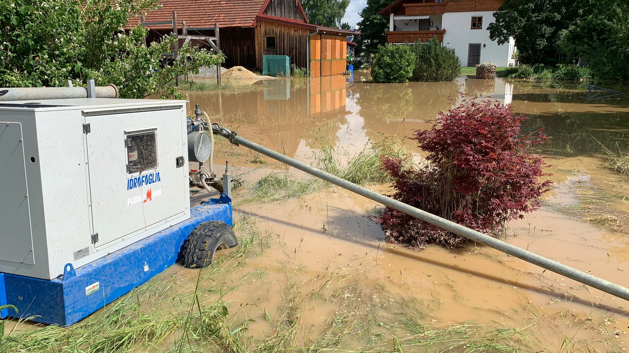 Eine Pumpe wird eingesetzt um den Wasserstand zu senken