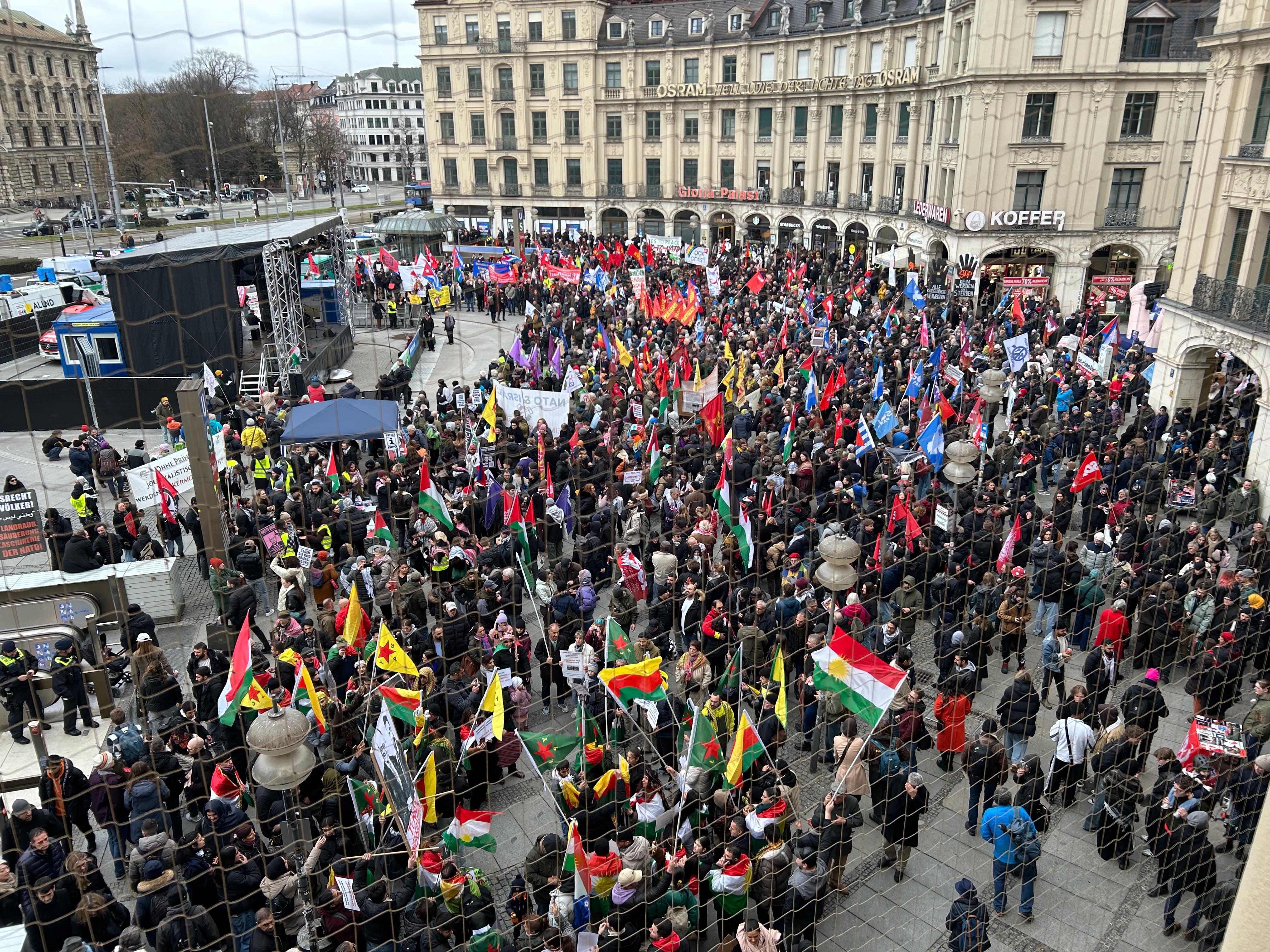 Menschen stehen vor einer Bühne | Bild:Andreas Strobel