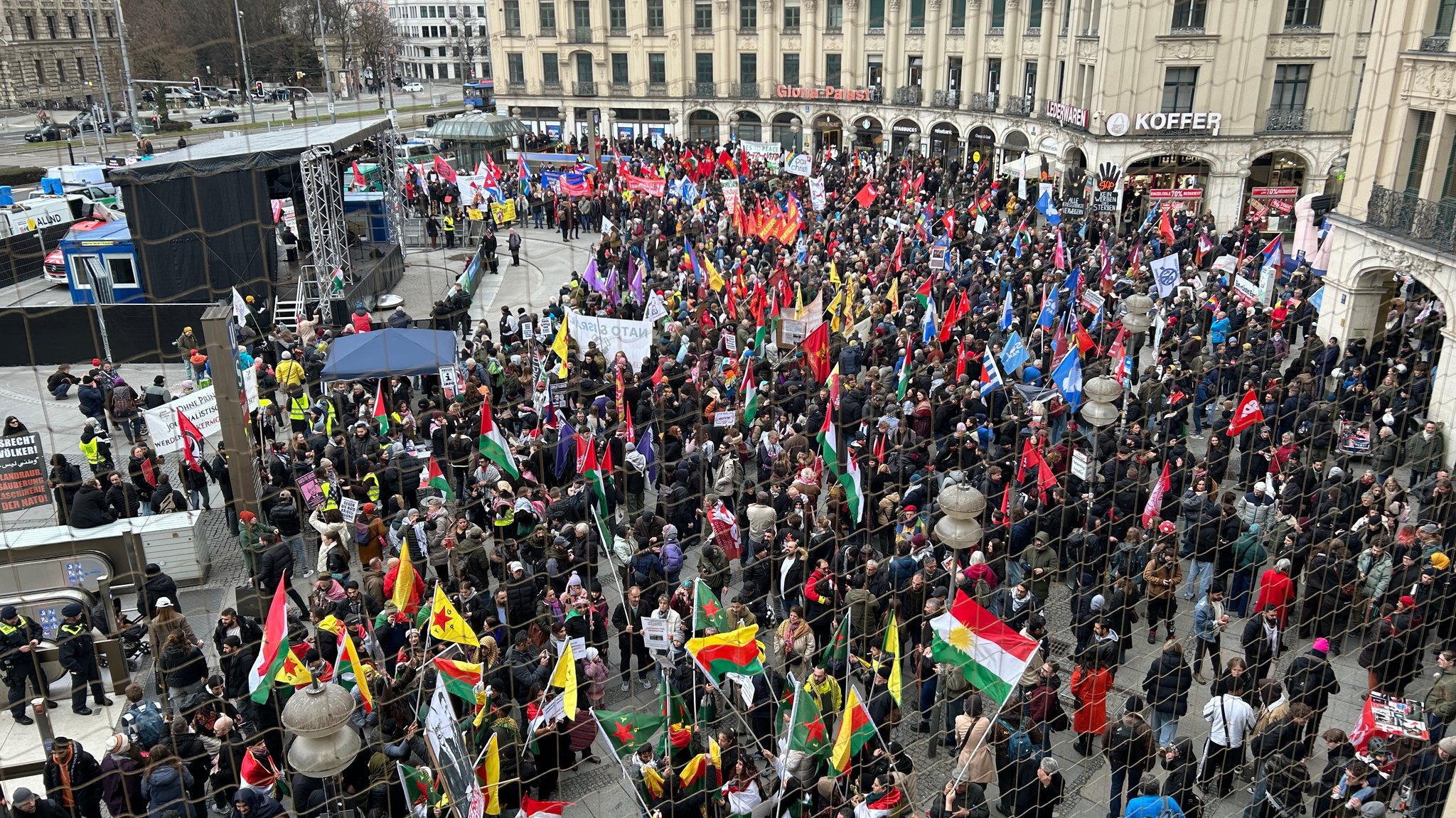 Menschen stehen vor einer Bühne | Bild: Andreas Strobel Menschen stehen vor einer Bühne