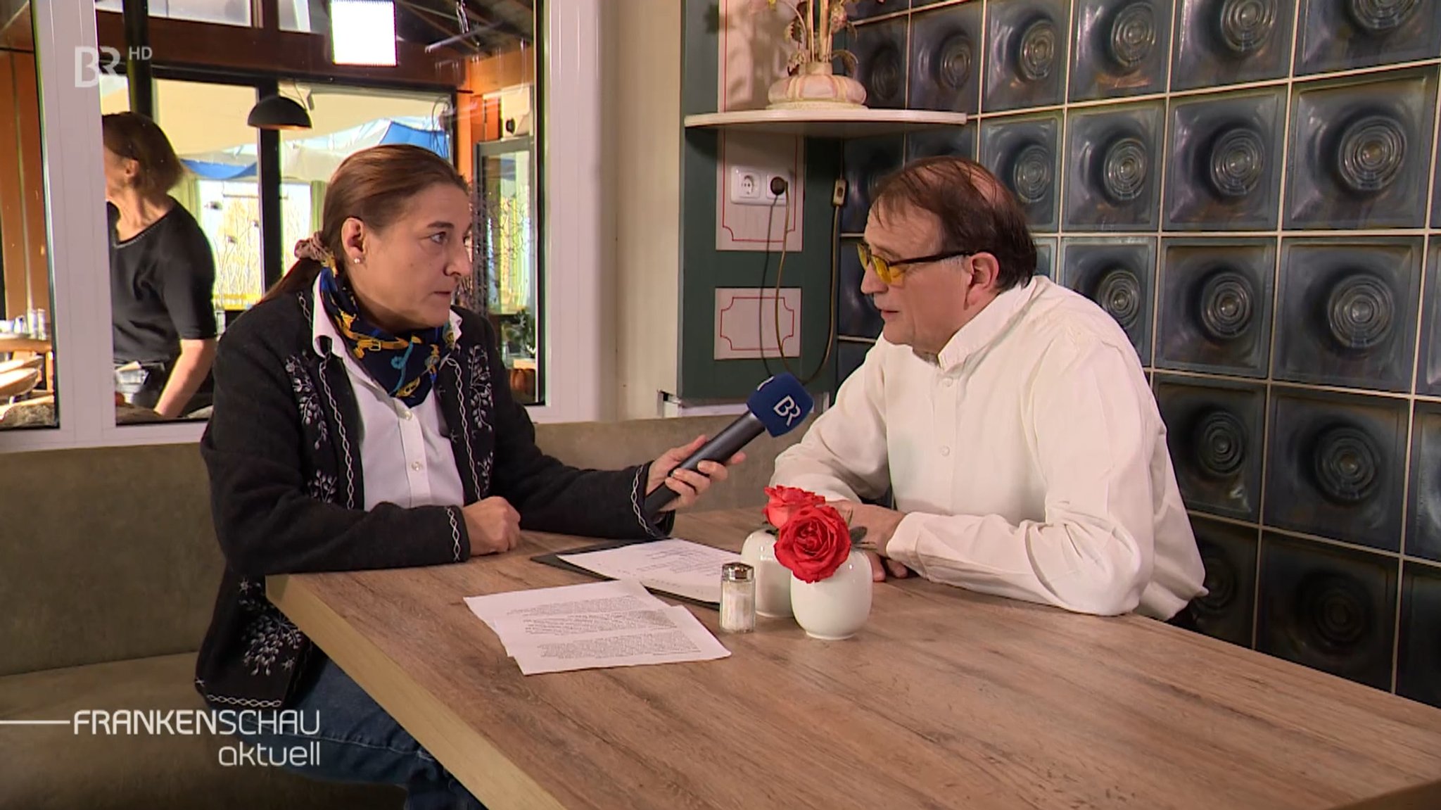 Claudia Grimmer im Gespräch mit Gastronom Georg Hötzelein.