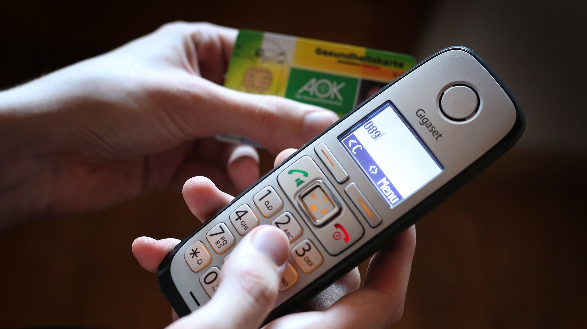 (Symbolbild) Jemand hält eine Krankenkassenkarte und ein Telefon für eine telefonische Krankschreibung in der Hand. | Bild: pa/dpa/Karl-Josef Hildenbrand (Symbolbild) Jemand hält eine Krankenkassenkarte und ein Telefon für eine telefonische Krankschreibung in der Hand.