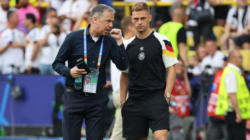 Andreas Rettig (l.) mit Joshua Kimmich | Bild: picture-alliance/dpa Andreas Rettig (l.) mit Joshua Kimmich