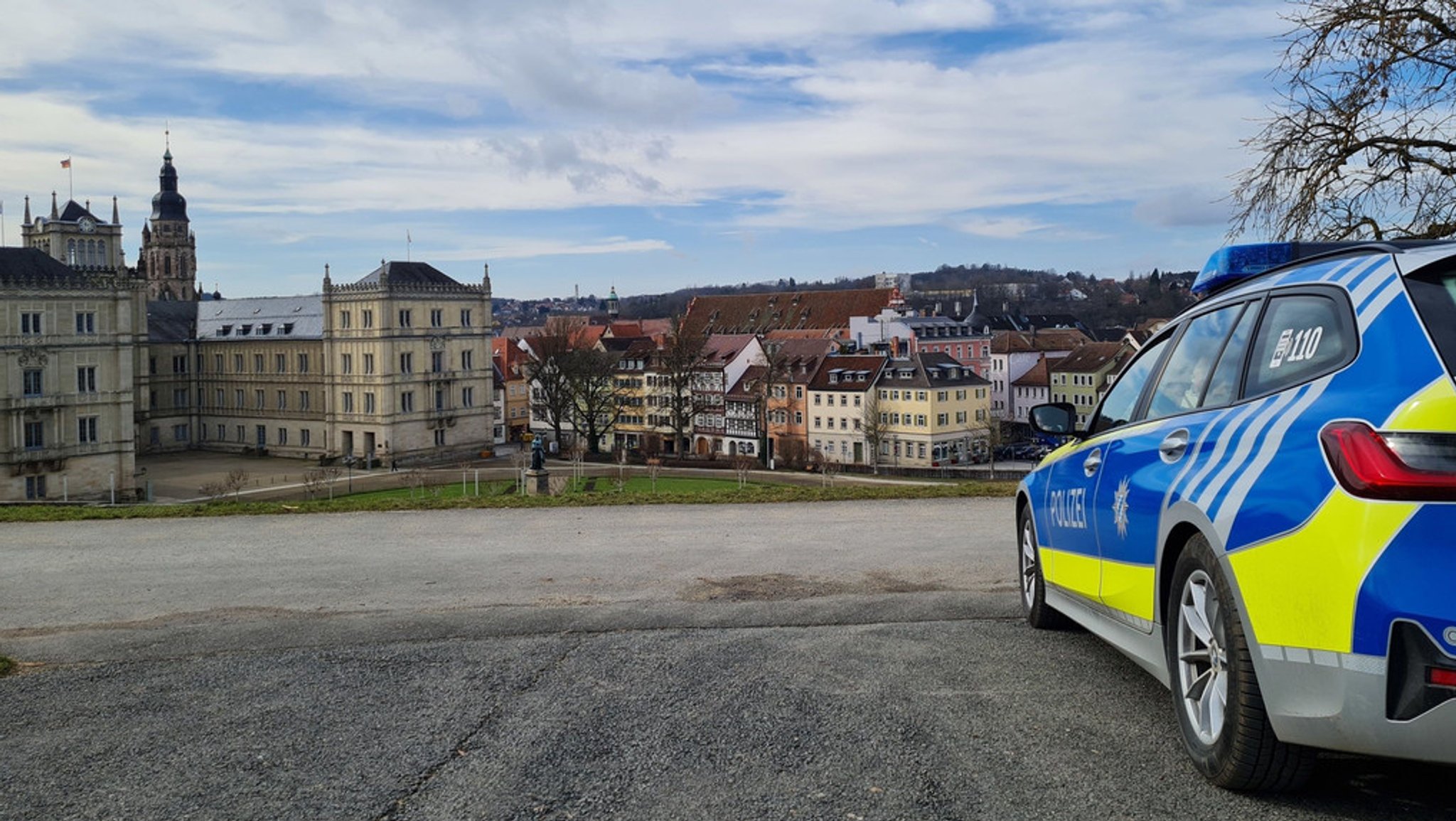 Ein Polizeiwagen in Coburg. Nach der Flucht des Mannes suchte ein Großaufgebot nach dem 47-Jährigen.
