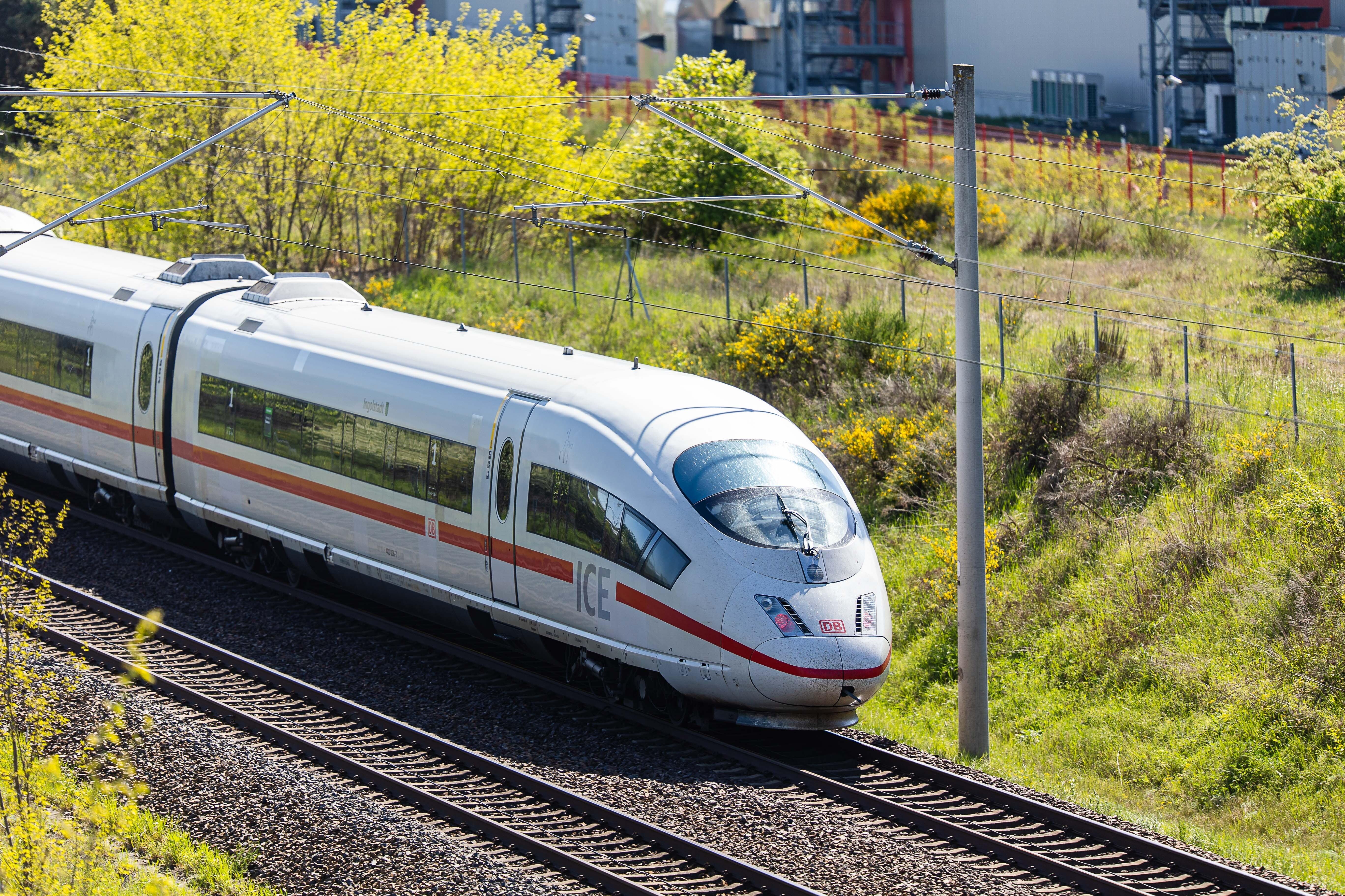 ARCHIV (27.04.2025): Ein Intercity Express (ICE) der Deutsche Bahn AG auf der Strecke zwischen Berlin und München.
