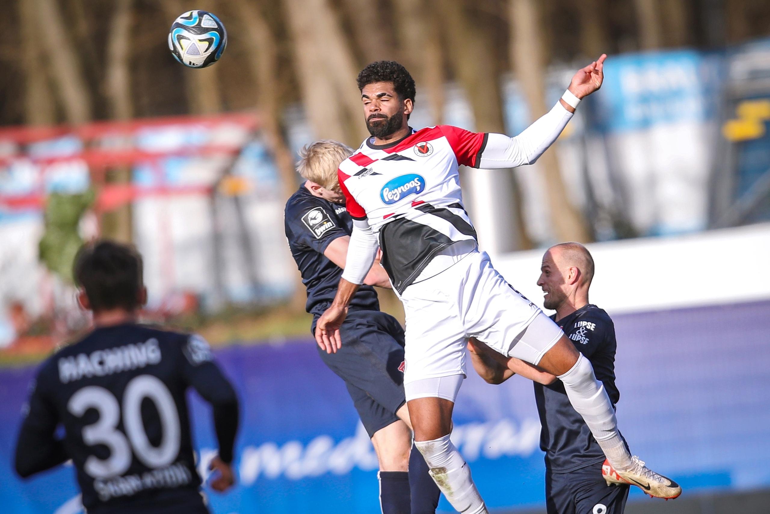 Kopfballduell zwischen Andre Becker (Viktoria Köln) und Raphael Schifferl (SpVgg Unterhaching)