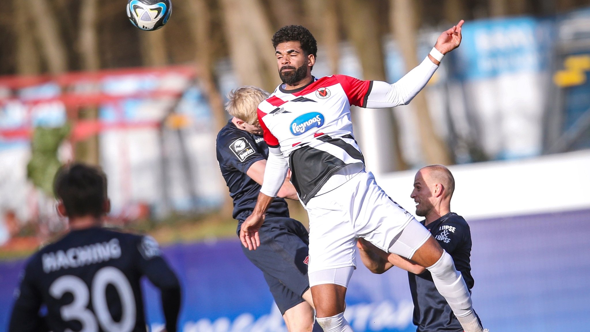 Kopfballduell zwischen Andre Becker (Viktoria Köln) und Raphael Schifferl (SpVgg Unterhaching)