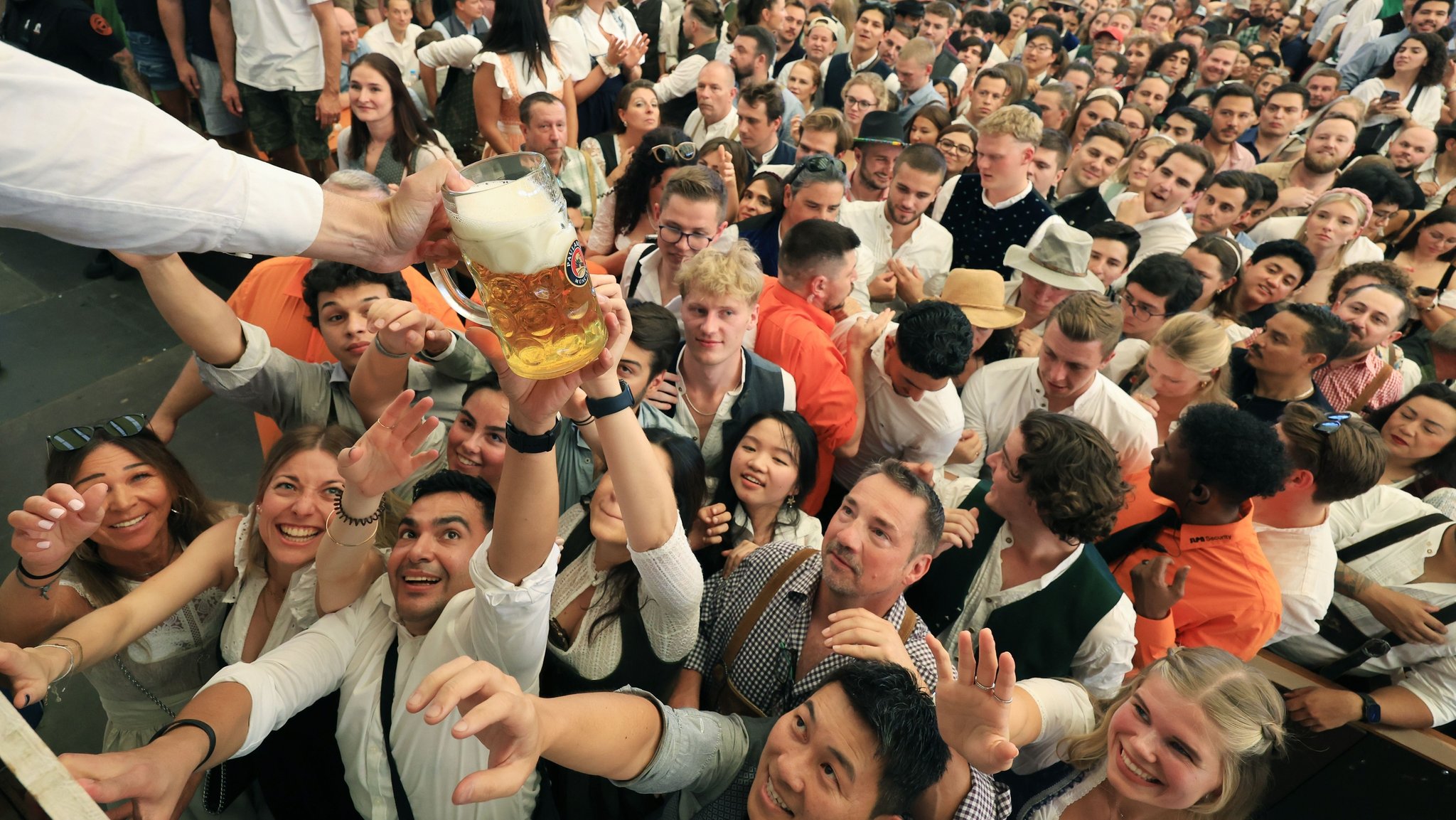 ARCHIV - 20.09.2025, Bayern, München: Im Paulaner Bierzelt werden am ersten Tag des Oktoberfestes die ersten Biere an Besucher verteilt. Die 190. Wiesn findet vom 20. September bis 05. Oktober 2025 auf der Münchner Theresienwiese statt. (zu dpa: «Kleiner Piks kann vor Wiesn-Grippe schützen») Foto: Karl-Josef Hildenbrand/dpa +++ dpa-Bildfunk +++ | Bild: dpa-Bildfunk/Karl-Josef Hildenbrand ARCHIV - 20.09.2025, Bayern, München: Im Paulaner Bierzelt werden am ersten Tag des Oktoberfestes die ersten Biere an Besucher verteilt. Die 190. Wiesn findet vom 20. September bis 05. Oktober 2025 auf der Münchner Theresienwiese statt. (zu dpa: «Kleiner Piks kann vor Wiesn-Grippe schützen») Foto: Karl-Josef Hildenbrand/dpa +++ dpa-Bildfunk +++