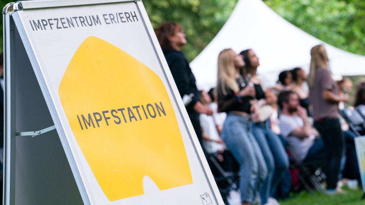 Ein Schild weist auf die Impfstation bei einem Festival in Erlangen hin, aufgenommen am 17.07.21.