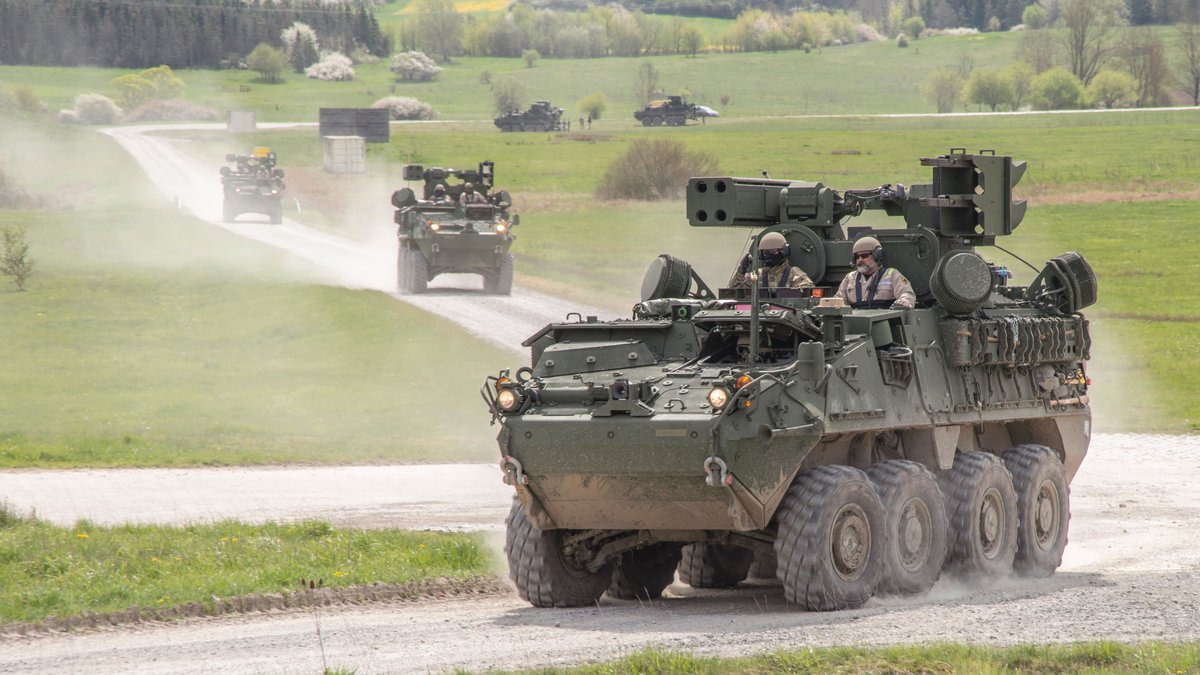 US-Soldaten bei einer Fahrt mit den Stryker Panzern