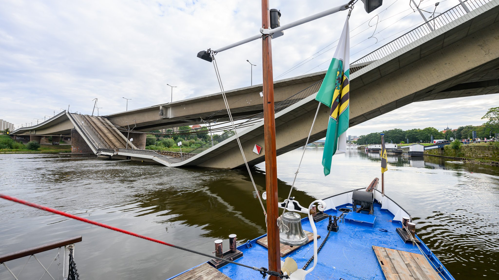 Dresden: Teile der Carolabrücke über der Elbe sind eingestürzt.