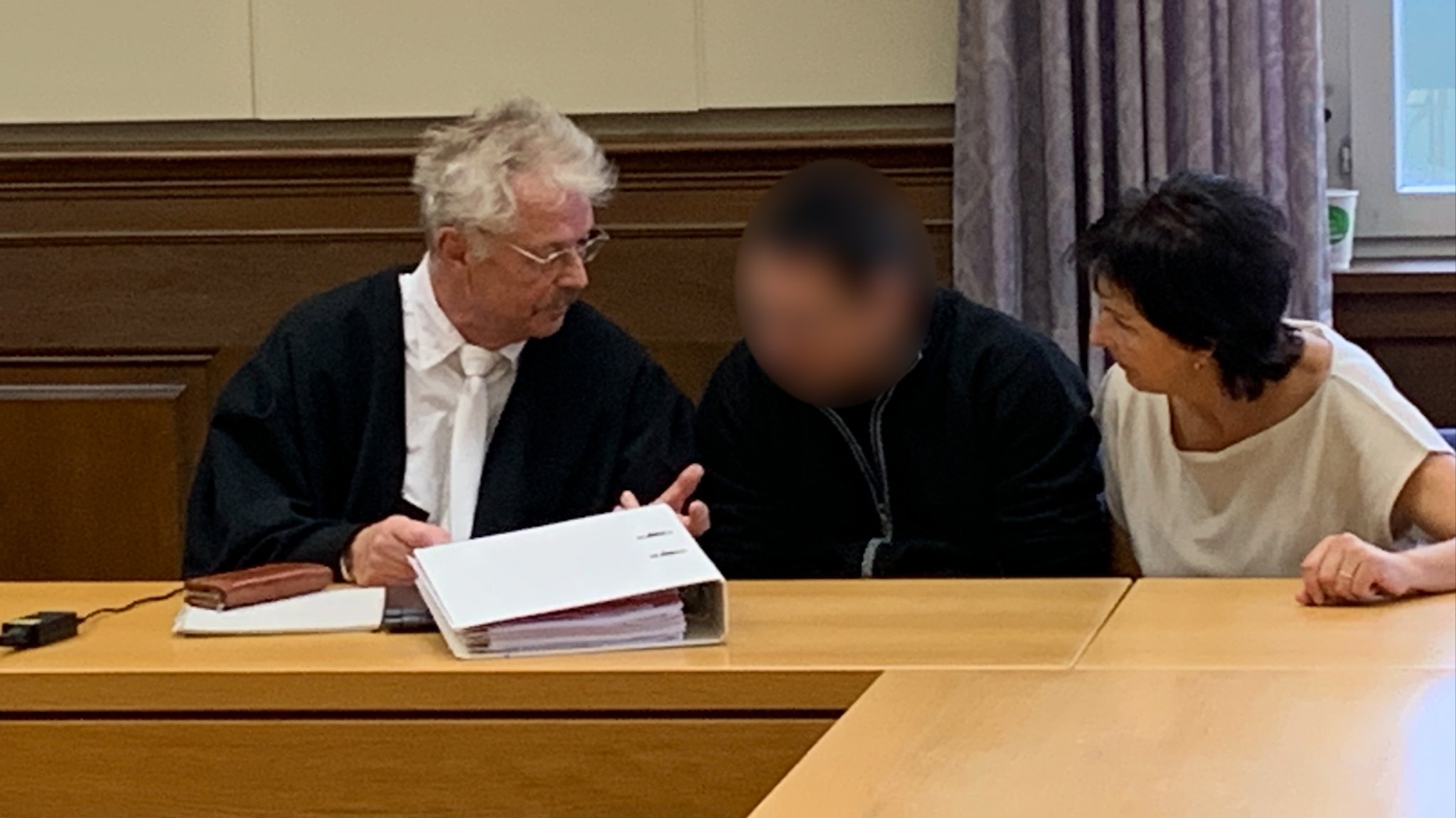 Prozess wegen versuchten Mordes vor dem Landgericht Schweinfurt | Bild: BR/Norbert Steiche Prozess wegen versuchten Mordes vor dem Landgericht Schweinfurt