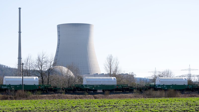 Ein Castor-Transport vor dem ehemaligen Atomkraftwerk Isar bei Essenbach (Lkr. Landshut). | Bild: dpa-Bildfunk/Sven Hoppe Ein Castor-Transport vor dem ehemaligen Atomkraftwerk Isar bei Essenbach (Lkr. Landshut).