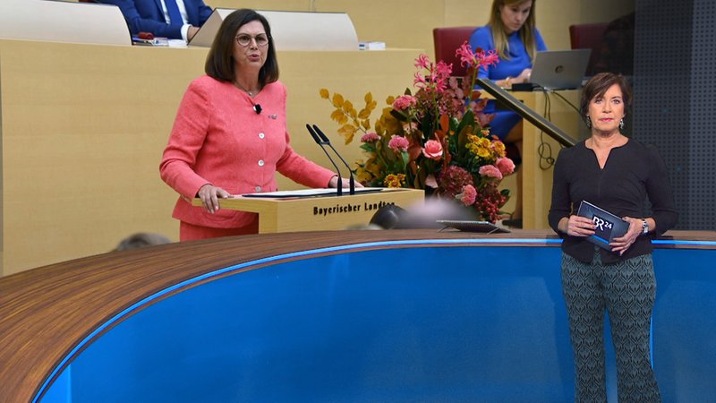 Moderatorin Ursula Heller im BR24-Studio