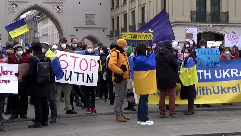 Tausende Menschen haben in München für Frieden und gegen den Krieg in der Ukraine demonstriert.