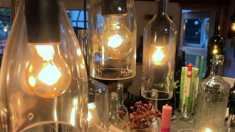 Aus Altglas werden Lampen | Bild: BR Aus Altglas werden Lampen